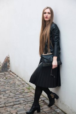 Beyaz duvar yanında modern genç kadın