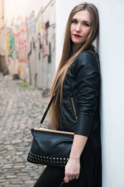 Graffiti duvar yanında modern genç kadın