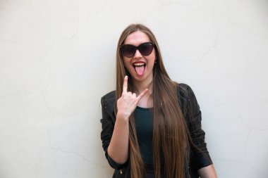 Beyaz duvar yanında modern genç kadın