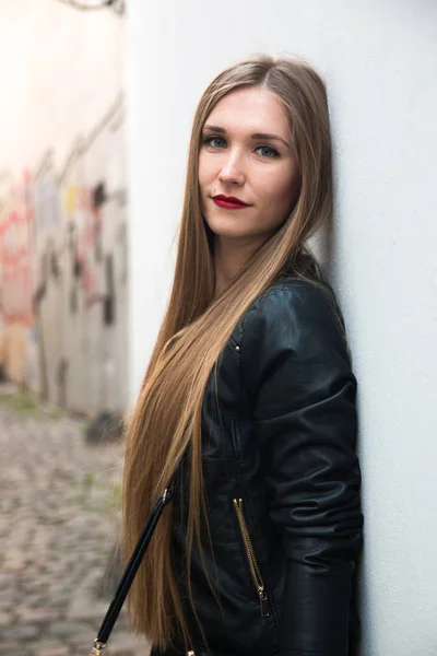 Joven mujer moderna junto a la pared de graffiti — Foto de Stock