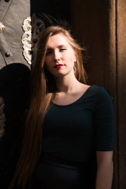 Sokakta modern genç kadın