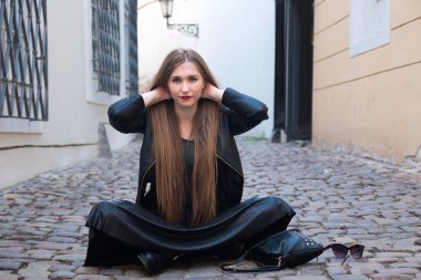 Sokakta oturan Modern genç kadın