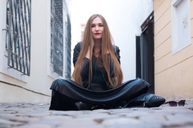 Sokakta oturan Modern genç kadın