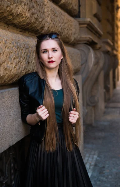 Joven mujer moderna en la calle — Foto de Stock