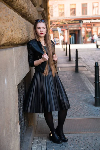 거리에 현대 젊은 여성 — 스톡 사진