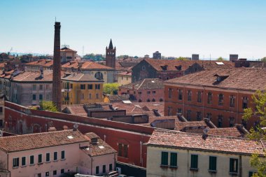 Eski çini ile Venedik kırmızı çatıda görüntülemek