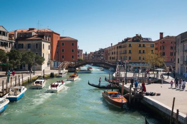 Venice, İtalya - 09.04.2017: Main street kanal, köprü, tekneler ve turistler Venedik