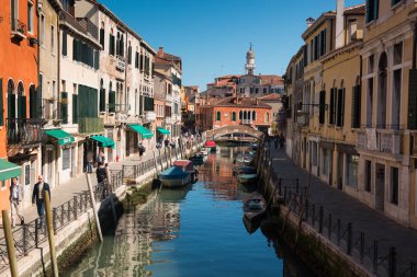Venedik, İtalya - 09.04.2017: Bir kanal, köprü, tekneler ve turistler Venedik dar sokak