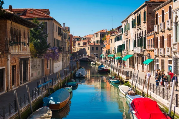 VENISE, ITALIE - 09.04.2017 : Rue étroite avec un canal, pont, bateaux et touristes à Venise — Photo