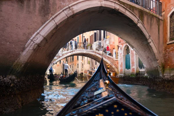 Venice, İtalya - 09.04.2017: Gondol Venedik Caddesi'nde eski köprünün altında görünümünden — Stok fotoğraf