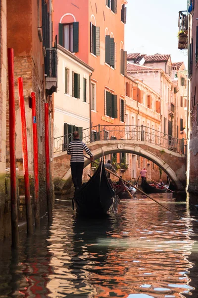 VENECIA, ITALIA - 09.04.2017: Góndola en calle estrecha con canal, puente y turistas en Venecia — Foto de Stock