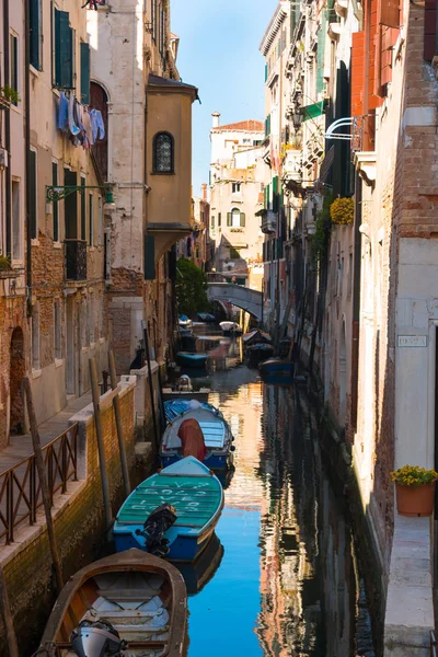 VENISE, ITALIE - 09.04.2017 : Rue étroite avec canal, pont, bateaux à Venise — Photo
