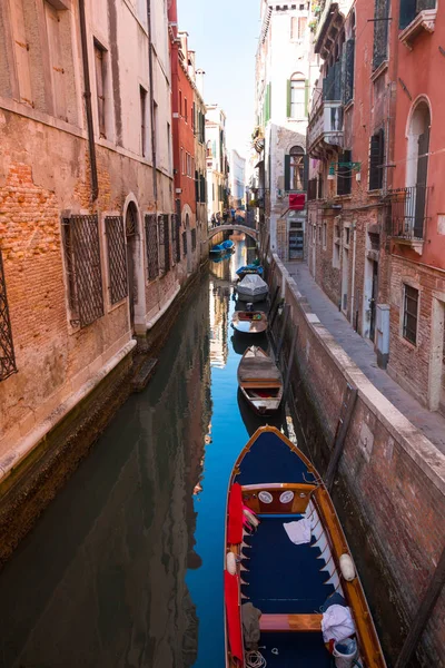 VENISE, ITALIE - 09.04.2017 : Rue étroite avec canal, pont, bateaux à Venise — Photo