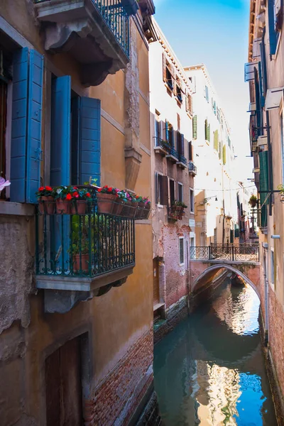 VENISE, ITALIE - 09.04.2017 : Rue étroite avec canal, pont et balcon à Venise — Photo