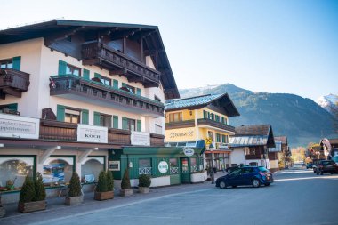 Uttendorf, Avusturya - 10.04.2017: Küçük kasaba Uttendorf Avusturya Alpleri dağda evlerin