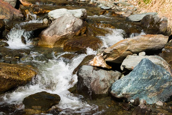 Liten flod i Alperna berg i Österrike — Stockfoto