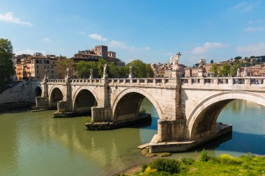 Roma, İtalya - 13.04.2017: Ponte Vittorio Emanuele II Roma'da Tiber arasında bir köprü olduğunu