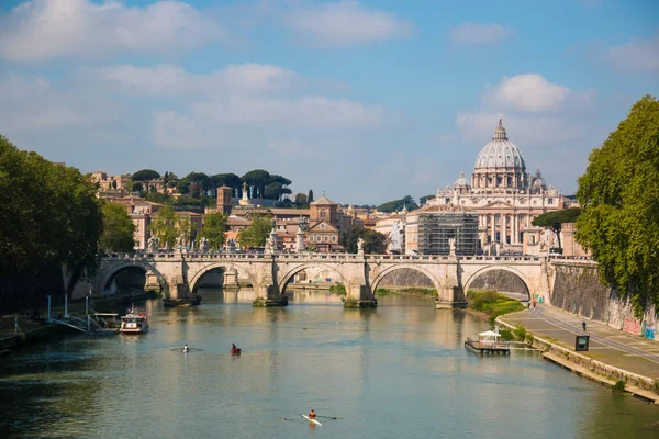 Veduta del ponte Vittorio Emanuele sul Tevere e della Basilica di San Pietro in Vaticano — Foto Stock