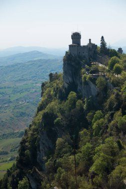 San Marino, İtalya - 09.04.2017: Hava görünümünü Cesta ve Montale uçurumun kenarında üzerinde Mount Titano