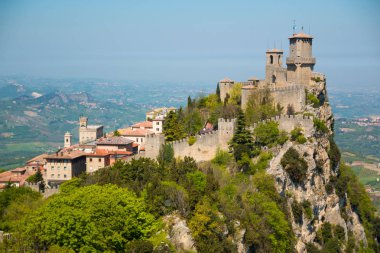 San Marino, İtalya - 09.04.2017: Guaita en eski ve en ünlü kule San Marino üzerinde kaledir