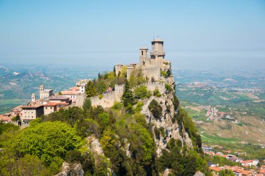 San Marino, İtalya - 09.04.2017: Guaita en eski ve en ünlü kule San Marino üzerinde kaledir