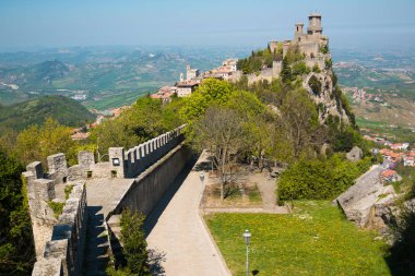 San Marino, İtalya - 09.04.2017: Guaita en eski ve en ünlü kule San Marino üzerinde kaledir