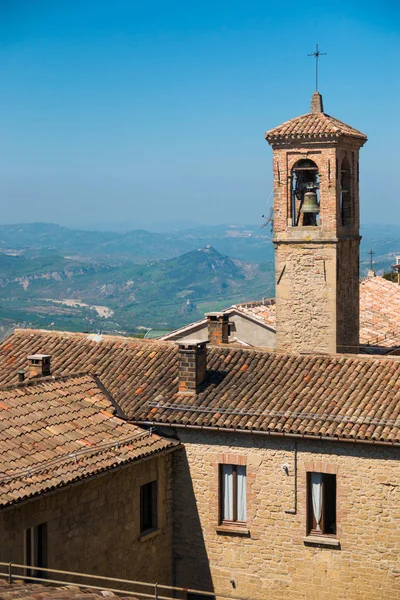 Eski mimari San Marino kule ile