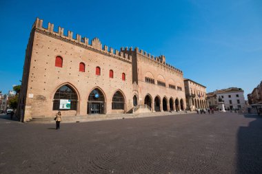 Rimini, İtalya - 10.04.2017: Cephe Rimini City Hall Rimini Cavour meydanında heykeli ile