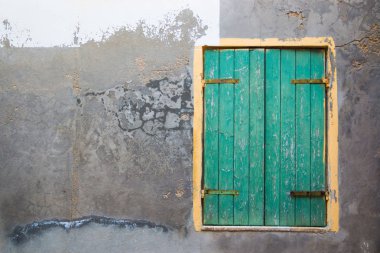 Eski evin ahşap kepenkleri ile pencere