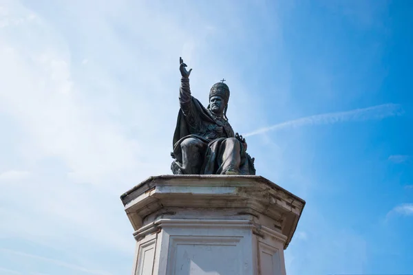 Estatua del Papa Pablo V en la plaza Cavour de Rimini — Foto de Stock