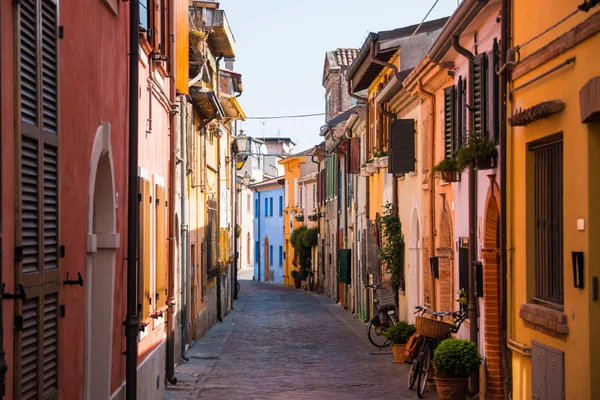Рыбацкая улица с красочными домами в Римини — стоковое фото