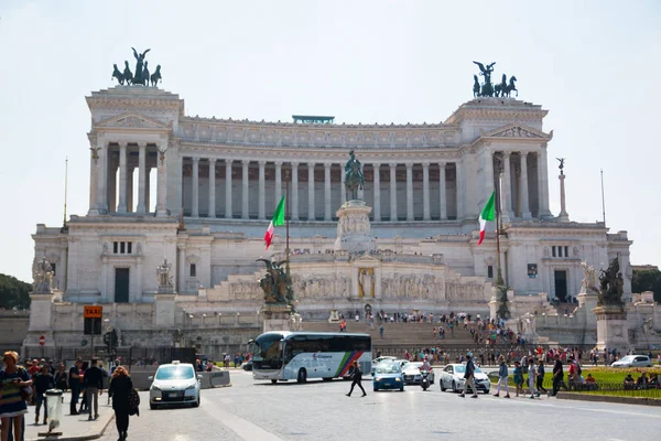 ROMA, ITALIA - 12.04.2017: Monumento ecuestre a Víctor Manuel II cerca de Vittoriano durante el día en Roma — Foto de Stock