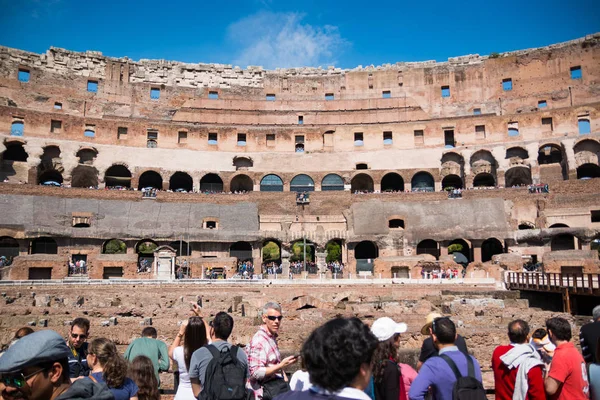 ROMA, ITALIA - 13.04.2017: Antiguas ruinas del Coliseo en Roma — Foto de Stock
