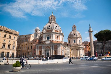 Rome, İtalya - 13.04.2017: İmparatorluk Forum Traian sütun ve Chiesa del Santissimo Nome di Maria Roma