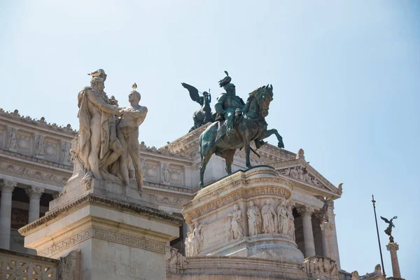 Monumento ecuestre a Víctor Manuel II cerca de Vittoriano durante el día en Roma — Foto de Stock