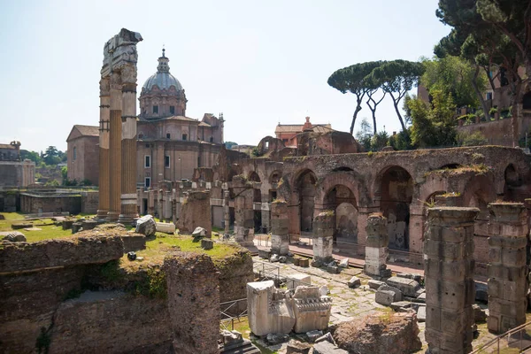 Forum, Roman ruins with cityscape of old Rome — Stock Photo, Image