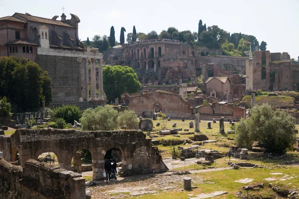 Foro, ruinas romanas con paisaje urbano de la antigua Roma — Foto de Stock