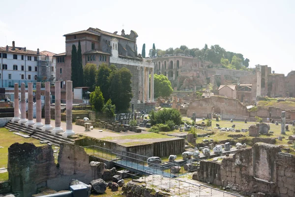 Foro, ruinas romanas con paisaje urbano de la antigua Roma — Foto de Stock