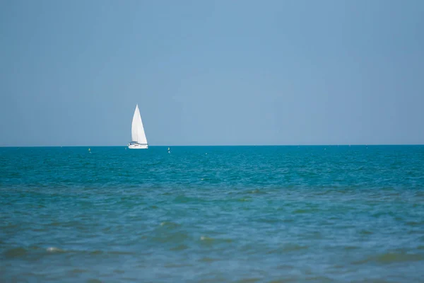 범선, 드넓은 바다에서 흰 돛을 단 요트 — 스톡 사진