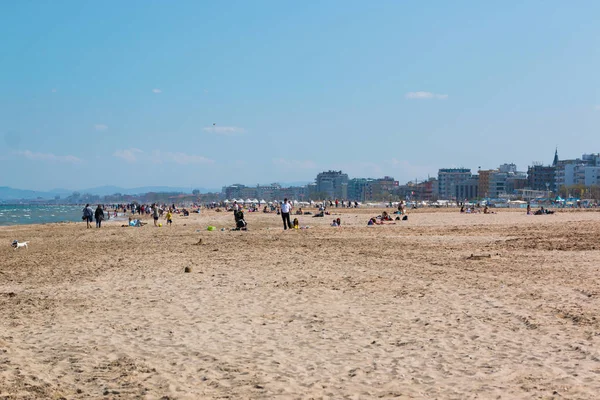 Rimini, Italien - 14.04.2017: En strand i Adriatiska havet i Rimini — Stockfoto