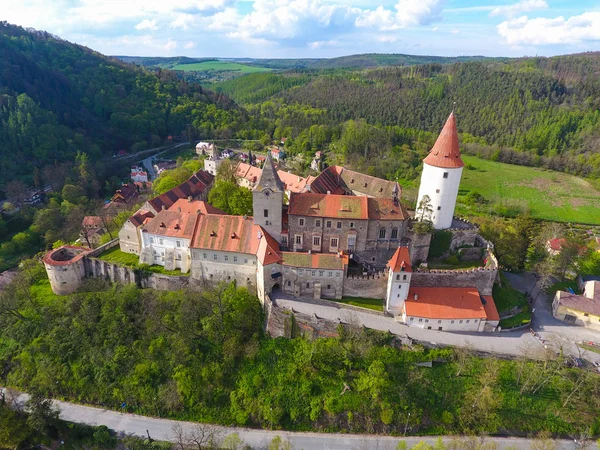 Вид с воздуха на средневековый замок Кривоклат в Чехии — стоковое фото