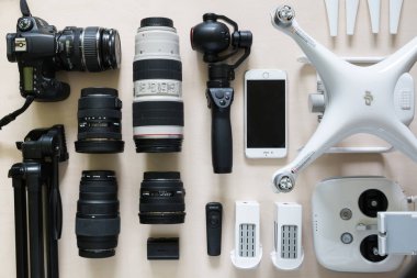 Prague, Çek Cumhuriyeti - 01.06.2017: üstten görünüm toplama Fotoğraf ekipman fotoğraf makinesi, video kamera, lens ve drone ile
