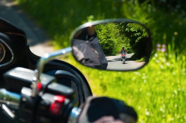 Aynaya kırsal yolda motosiklet