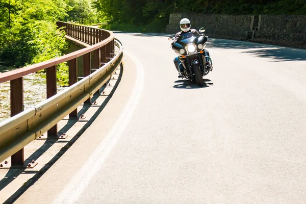 Kırsal yolda motosiklet — Stok fotoğraf