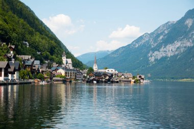 Alplerde ünlü Hallstatt Lakeside şehrin görünümü