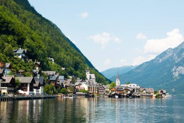 Alplerde ünlü Hallstatt Lakeside şehrin görünümü