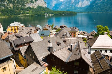 Göl ve Hallstatter ve Hallstatt Lutheran Kilisesi Çatı manzarası