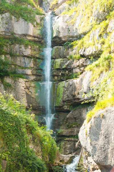 Montanha da cachoeira nos Alpes Austríacos, Hallstatt — Fotografia de Stock