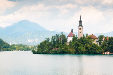 St Marys Kilisesi Bled içinde küçük adada ile Lake Bled