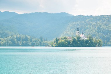 St Marys Kilisesi Bled içinde küçük adada ile Lake Bled